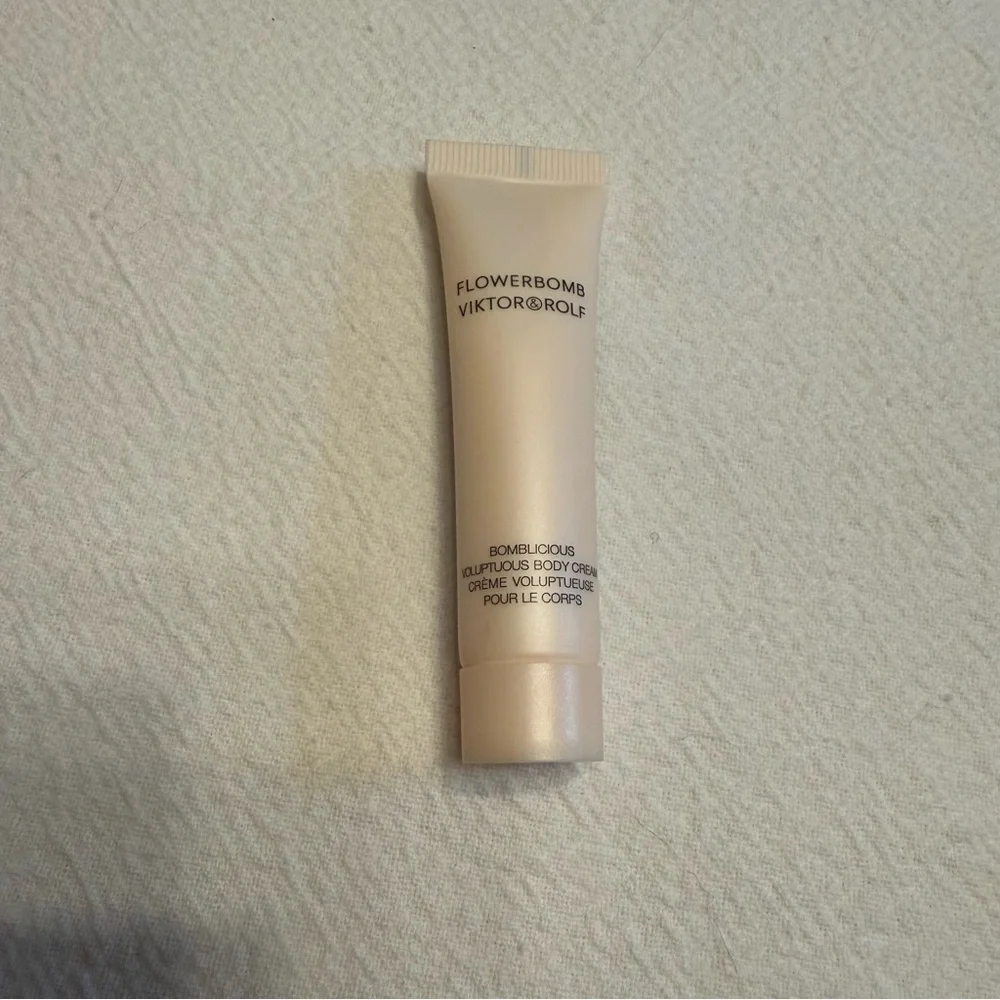 Viktor & Rolf Flowerbomb Flower BombTravel Set - Lotion Body Balm - Picture 8 of 9